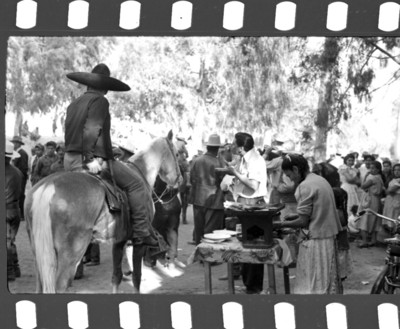Mujer vende comida en carrera de caballos