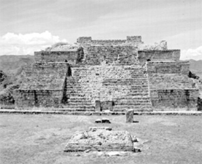 Basamento piramidal con ancha escalera, vista general