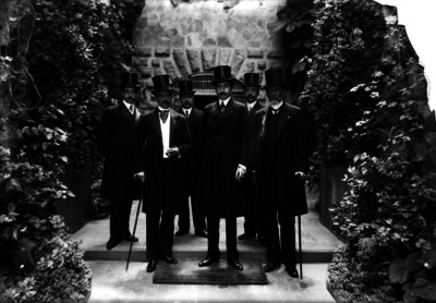 Bernardo Cologan y Cologan con funcionarios en la entrada de un jardín, retrato de grupo