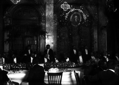 Bernardo Cologan y Cologan con varias personalidades durante un banquete