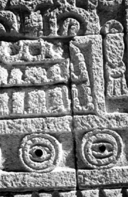 Figuras esculpidas en un muro, detalle