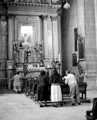 Devotos rezan ante el altar de la virgen de Zapopan