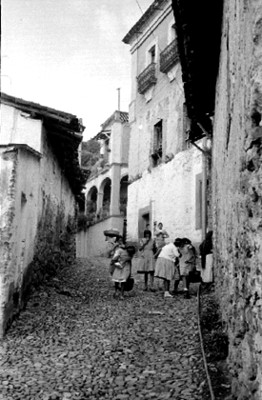 Mujeres caminan por una calle de Taxco