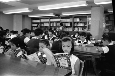 Niños en una biblioteca