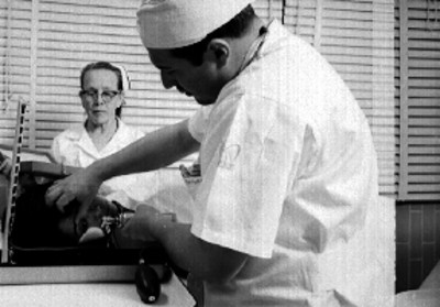 Médico realiza examén de la vista a mujer