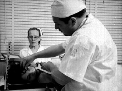 Médico realiza examén de los ojos a mujer