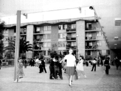 Niños juegan en el patio de una escuela