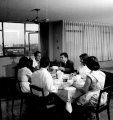 Maestros desayunan en una oficina