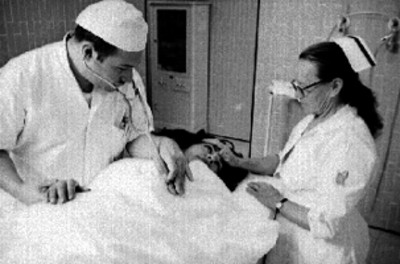 Médico revisa a enferma en un consultorio