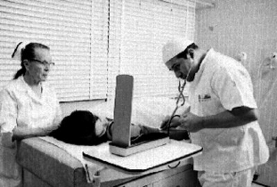 Médico revisa a mujer enferma en una clínica