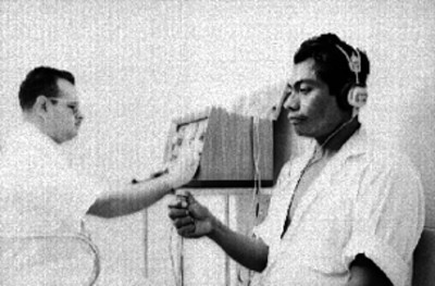 Médico realiza estudios a paciente