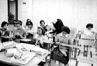 Mujeres tejen durante una clase