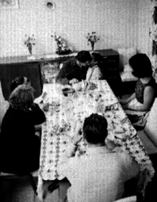 Familia durante una comida