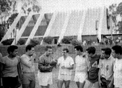 Jugadores entrenan futbol americano