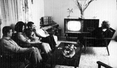 Familia observa la televisión en una sala