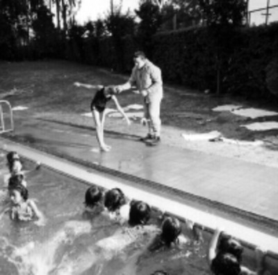 Niñas en una clase de natación