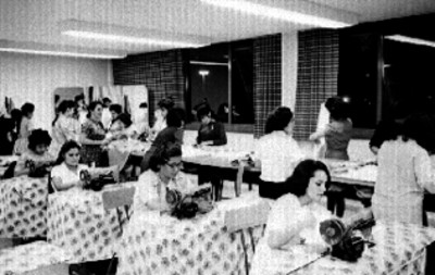 Mujeres cosen a maquina en un taller