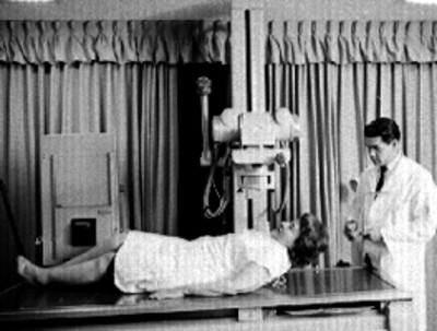 Médico realiza radiografías a mujer