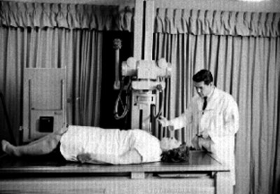 Médico toma radiografías a paciente