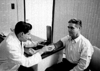 Médico toma la presión a hombre