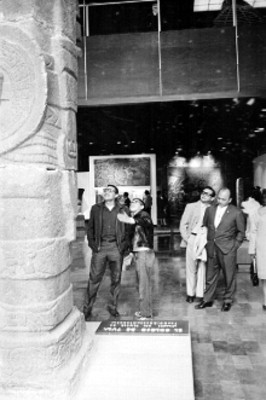 Hombres en la sala del museo