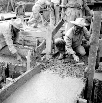 Albañiles en la construcción de un edificio