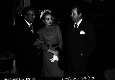 Arturo de Córdova conversando con René Cardona y una actriz en un estudio cinematográfico