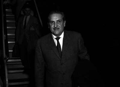 Arturo de Córdova descendiendo de un avión en el aeropuerto de la Cd. de México, retrato