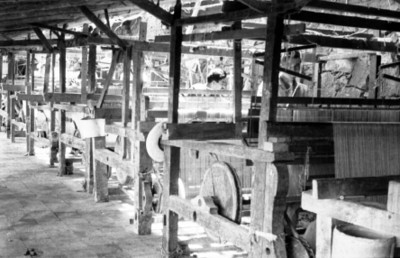 Telares mecánicos en un taller