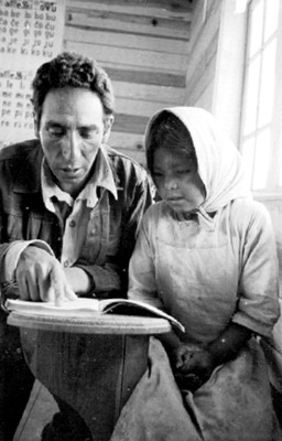 Maestro enseña a leer a niña tarahumara