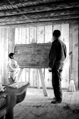 Maestro y alumno en un aula