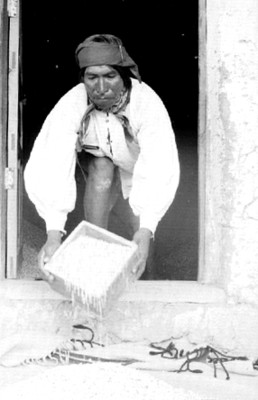 Hombre tarahumara mide cuartillos de maíz
