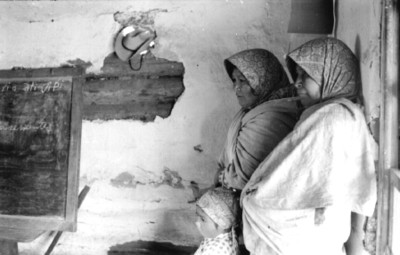 Mujeres tarahumaras en un salón