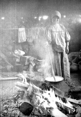 Mujer tarahumara cuece alimentos en un fogón