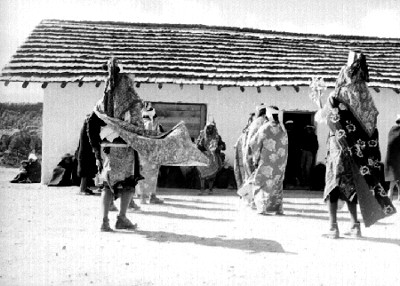 Tarahumara bendice una cruz durante ceremonia
