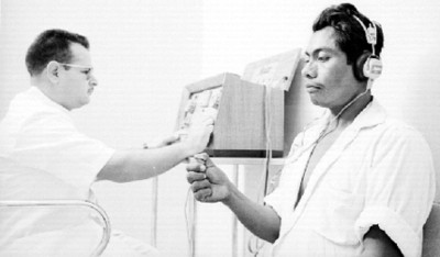 Médico realiza estudios a hombre en el Seguro Social