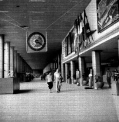 Gente en los pasillos del aeropuerto Benito Juárez
