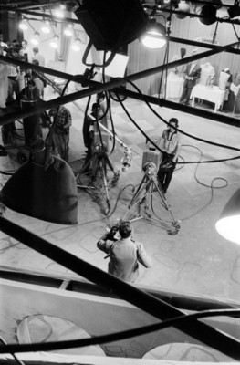 Camarógrafos en un estudio de televisión