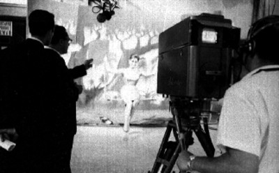 Actriz en un columpio durante la grabación de un programa de televisión