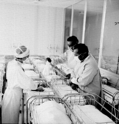 Médicos y enfermeras revisan a niño