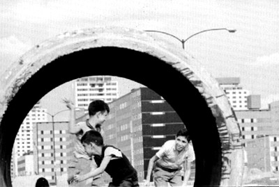 Niños juegan en una calle