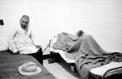 Anciano en la cama de un asilo
