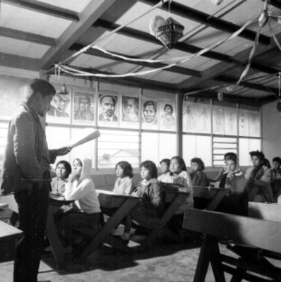Maestro imparte clases en un salón
