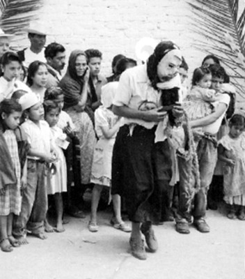 Hombre con máscara durante representación de la Pasión de Cristo