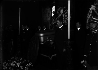 Funcionarios montando guardia al féretro de Luis Coyula Fernández en una agencia funeraria