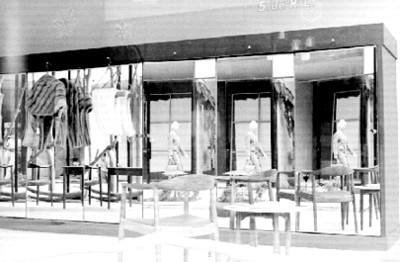 Maniquie, muebles y ropa reflejados en un espejo