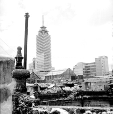 Torre Latinoamericana y vecindad colonial, vista parcial