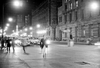 Gente camina por una calle de la ciudad de México