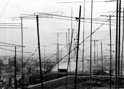 Antenas de televisión en una azotea
