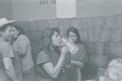 Mujer bebe pulque en una pulcata